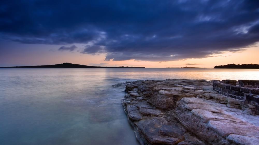 Tranquil Seascape at Dusk with Gentle Waves wallpaper
