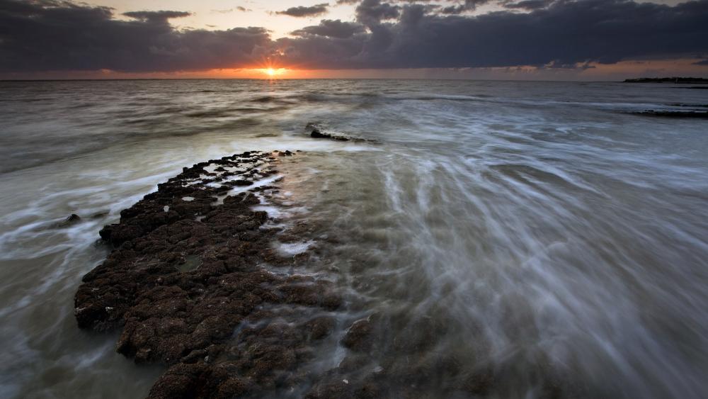 Serene Sunset Over Gentle Waves wallpaper