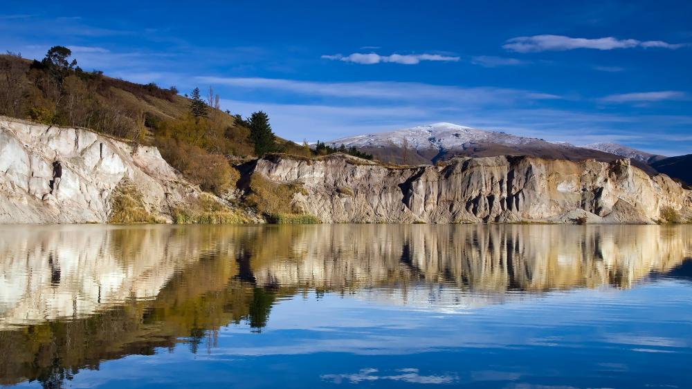 Serene Mountain Reflections in Calm Waters wallpaper