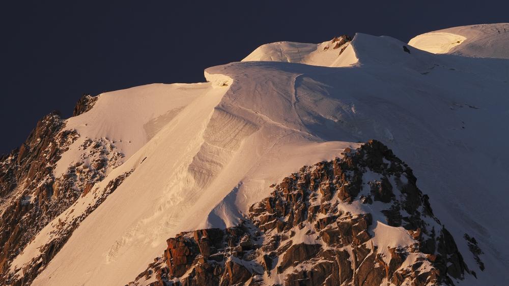 Majestic Snow-Capped Peaks at Dusk wallpaper