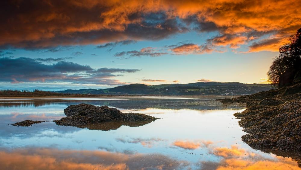 Tranquil Sunset Over Serene Waters wallpaper