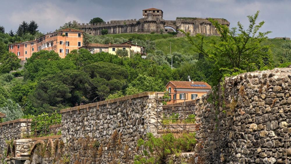 Fortezza di Sarzanello wallpaper