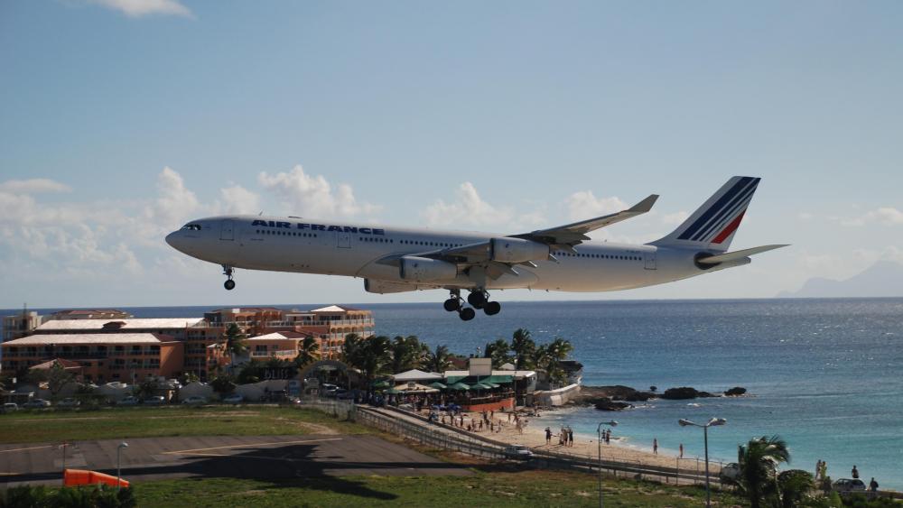 Air France Airbus A340-313 Landing at Princess Juliana Airport wallpaper