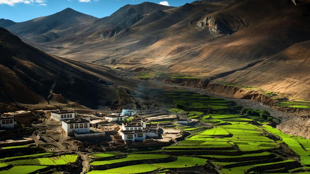 Majestic Mountain Landscape with Lush Greenery wallpaper