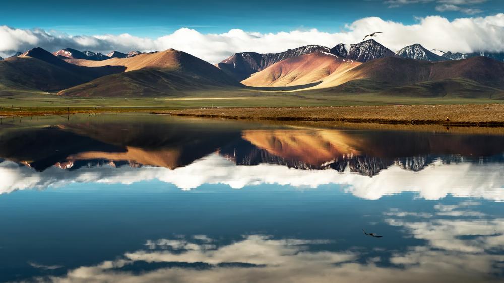 Serene Mountain Reflection in Tranquil Waters wallpaper