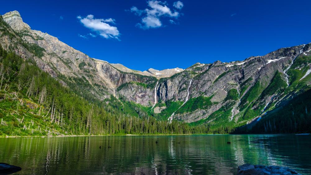 Majestic Mountain Reflections in Tranquil Water wallpaper