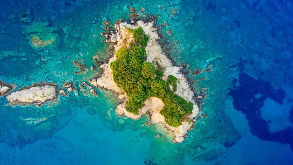 Serene Island Oasis in Clear Waters wallpaper