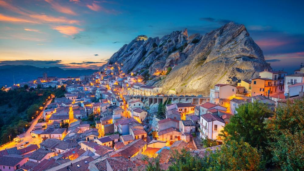 Majestic Hillside Cityscape at Dusk wallpaper