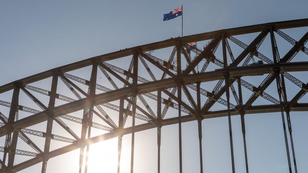 Flag at the Top of the Sydney Harbour Bridge wallpaper