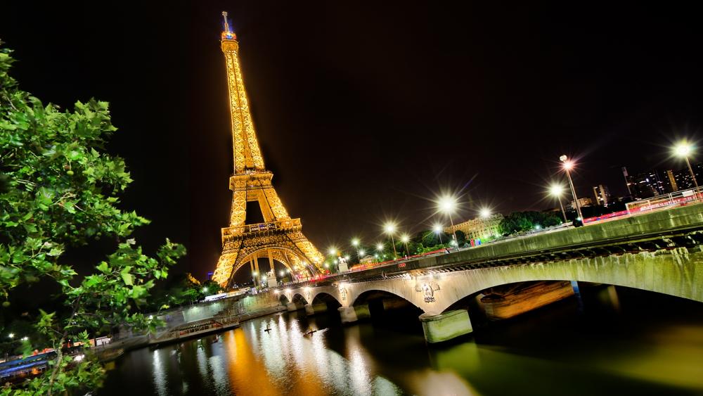Eiffel Tower by night wallpaper