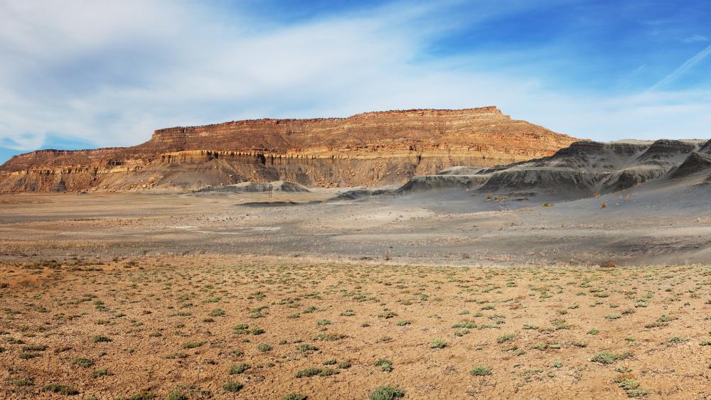 Stunning Desert Landscape with Majestic Rock Formations wallpaper