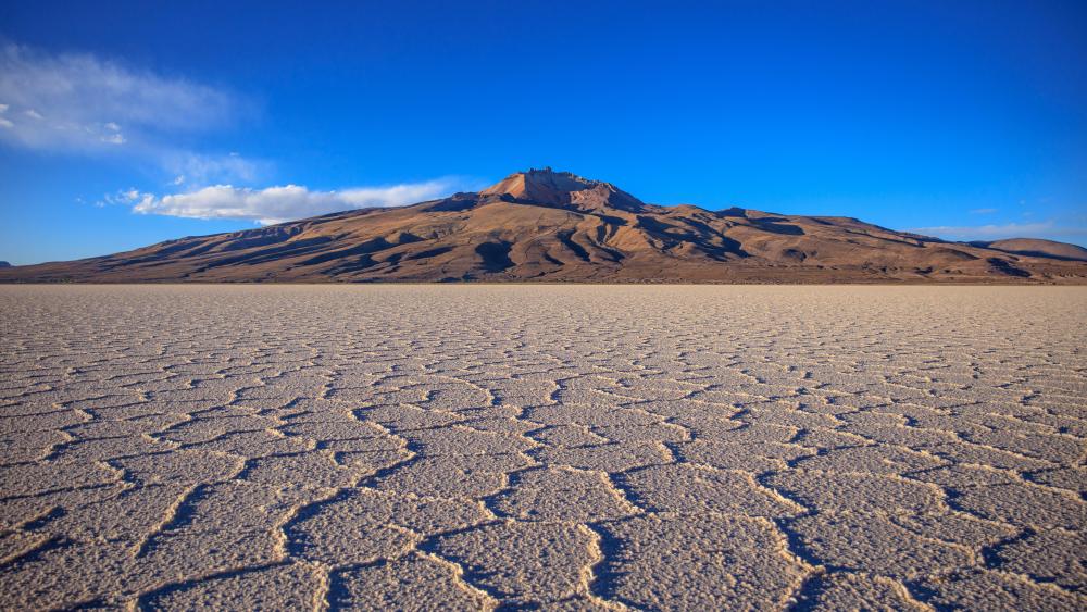 Uyuni Salt Flat in Bolivia wallpaper