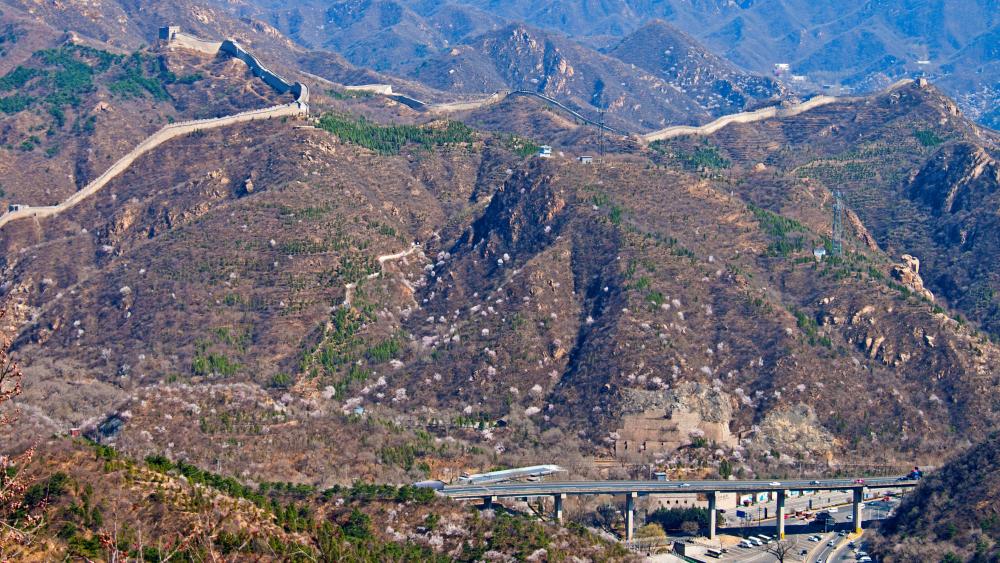 Great Wall of China and Badaling Expressway in Northern Beijing wallpaper
