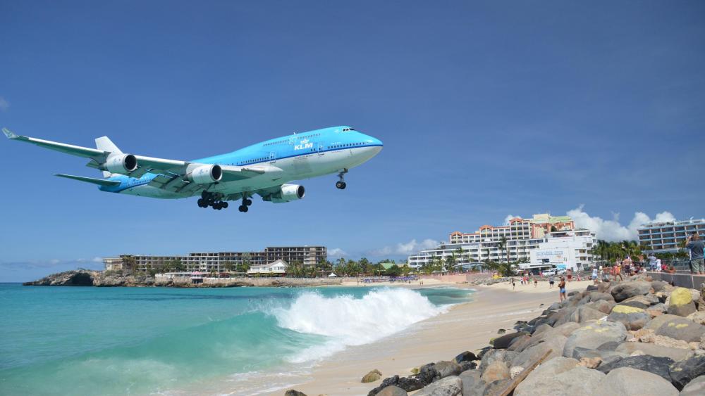 KLM Landing at Princess Juliana International Airport over Maho Beach, Sint Maarten wallpaper