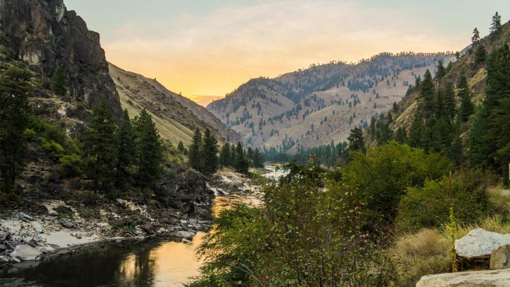 Serene River Valley at Dusk wallpaper