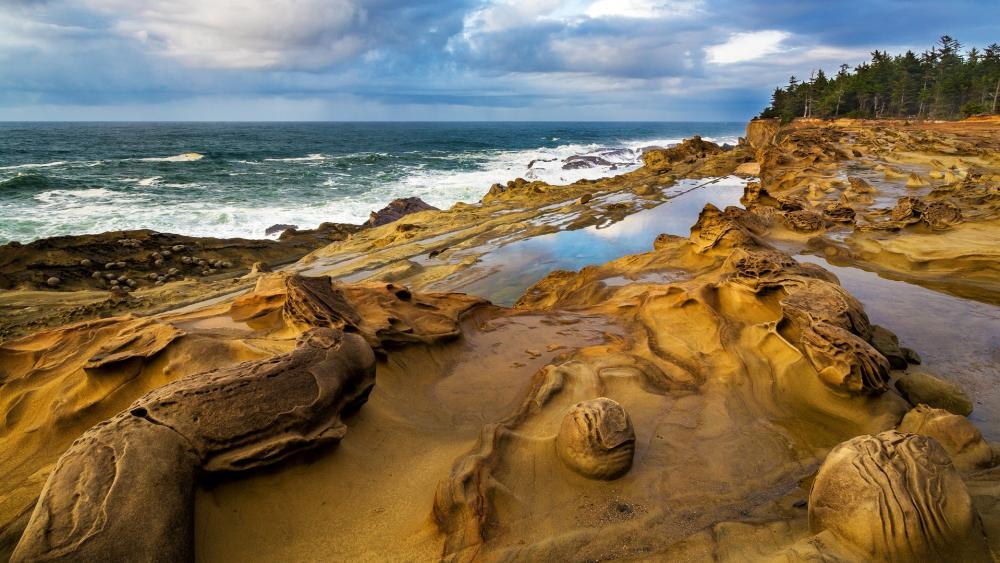 Coastal Serenity with Rocky Shores and Ocean Waves wallpaper