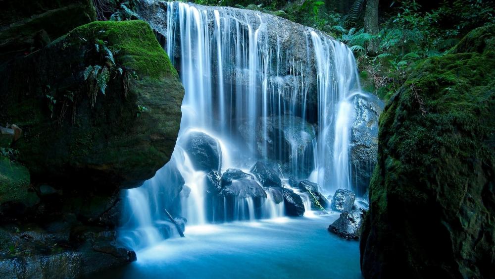 Serene Waterfall in Lush Greenery wallpaper