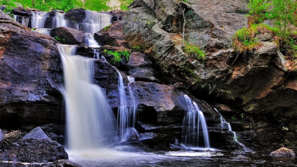 Serenity of a Majestic Waterfall wallpaper