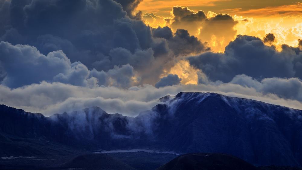 Majestic Mountain Vistas Beneath Dramatic Clouds wallpaper