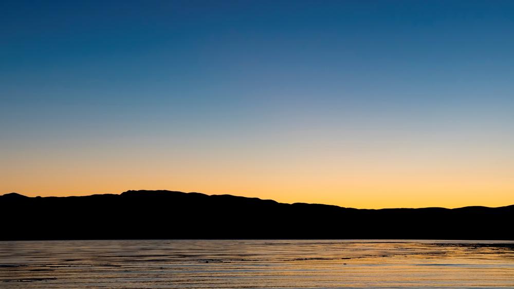 Serene Sunset Over Tranquil Waters wallpaper