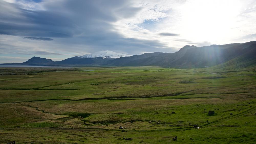 Majestic Icelandic Landscape Under a Clear Sky wallpaper