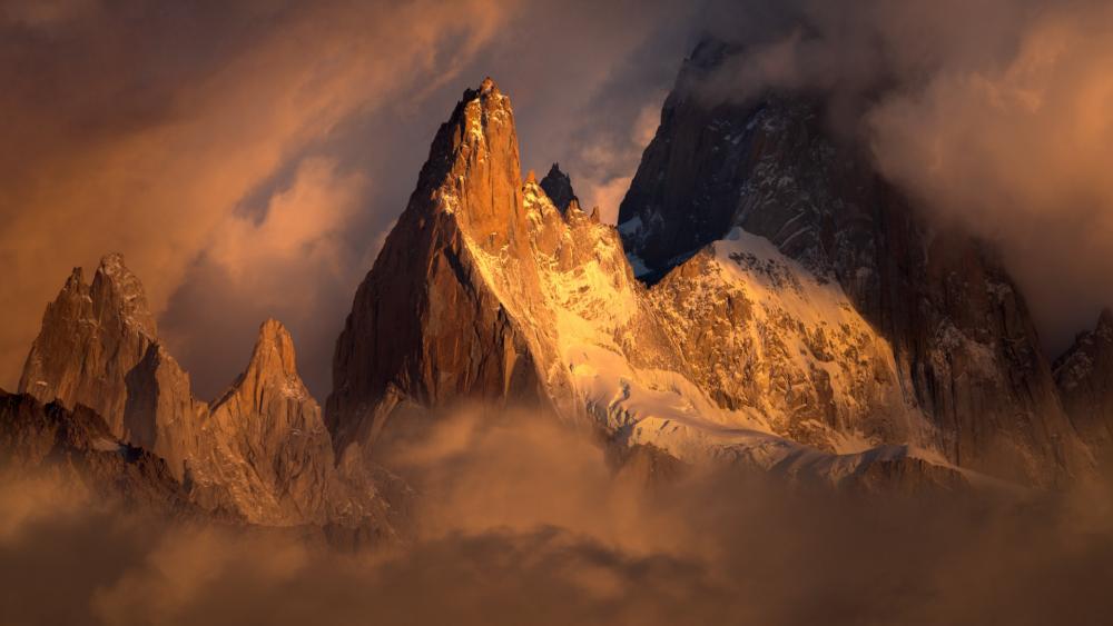 Cerro Chaltén in clouds, Los Glaciares National Park wallpaper