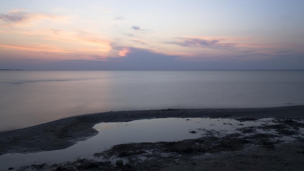 Tranquil Sunset Over Calm Waters wallpaper