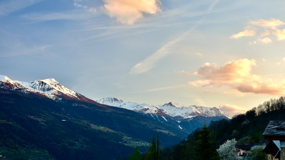 Majestic Mountain View at Dusk wallpaper