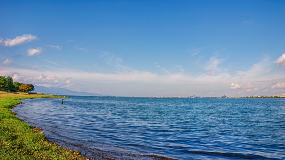 Serene Waterfront Landscape with Clear Blue Skies wallpaper