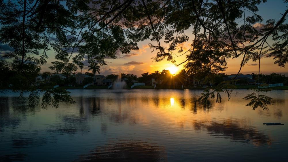 Tranquil Sunset Over Serene Waters wallpaper