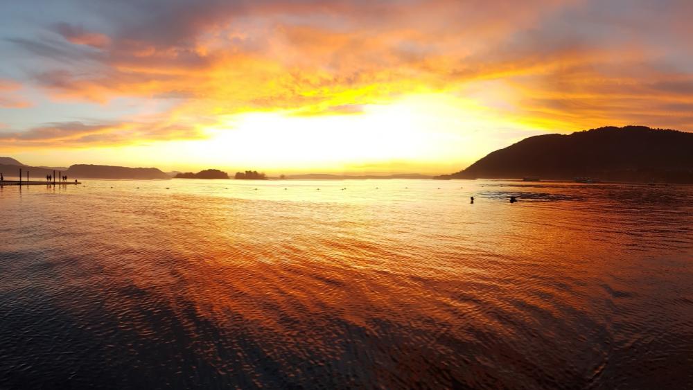 Tranquil Sunset Over Serene Waters wallpaper