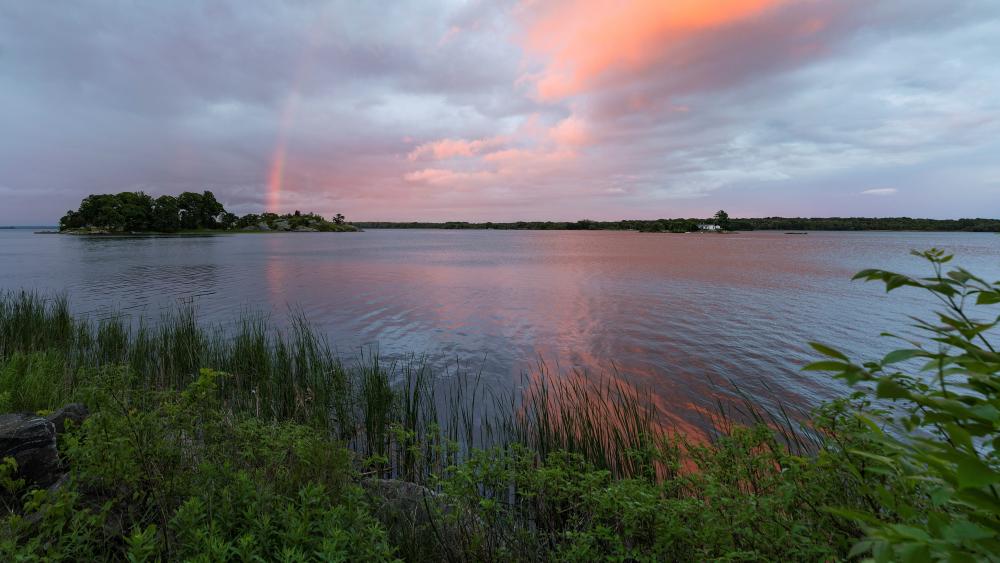 Serene Sunset Over Calm Waters wallpaper