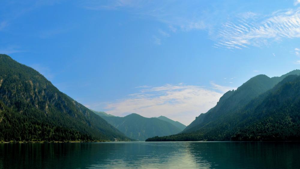 Serene Mountain Reflection in Tranquil Waters wallpaper
