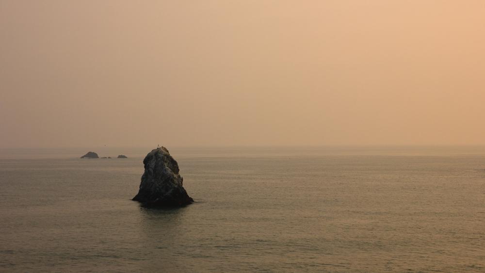 Serene Seascape at Dusk wallpaper