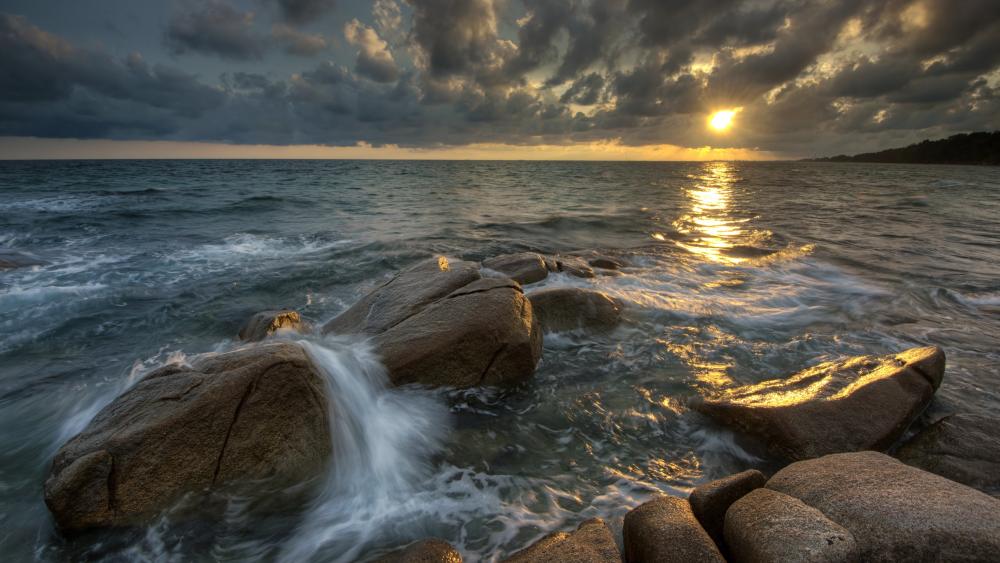 Serene Seaside Sunset with Rocks and Clouds wallpaper