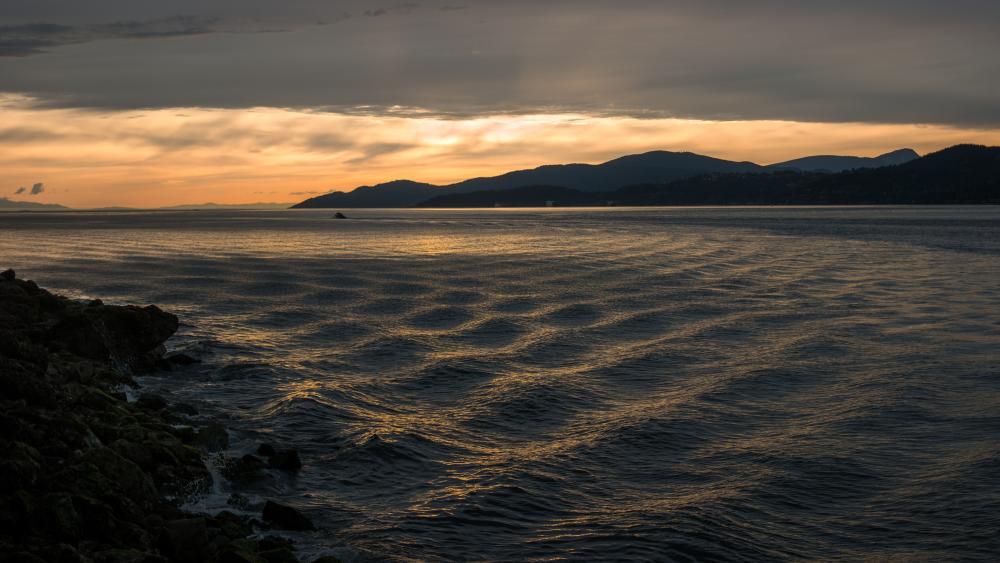 Tranquil Sunset Over Serene Waters wallpaper