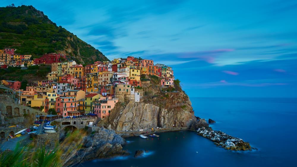 Colorful houses in Manorola wallpaper