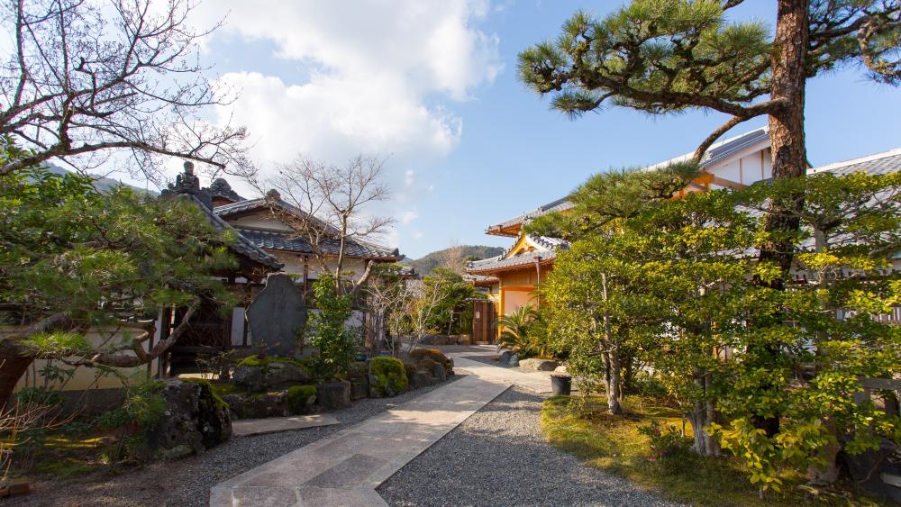 Serene Pathway Through Japanese Garden wallpaper