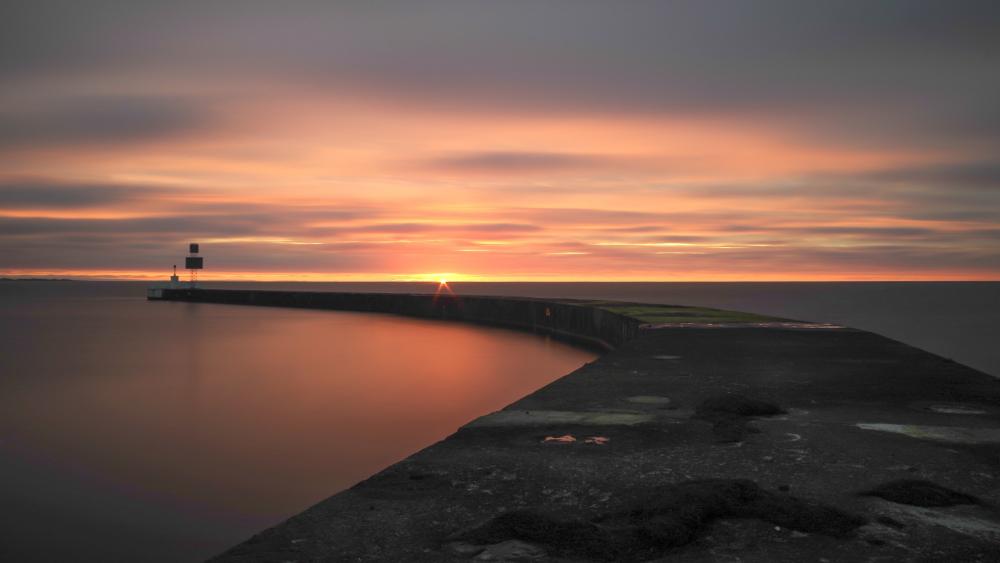 Tranquil Sunset Over the Horizon wallpaper