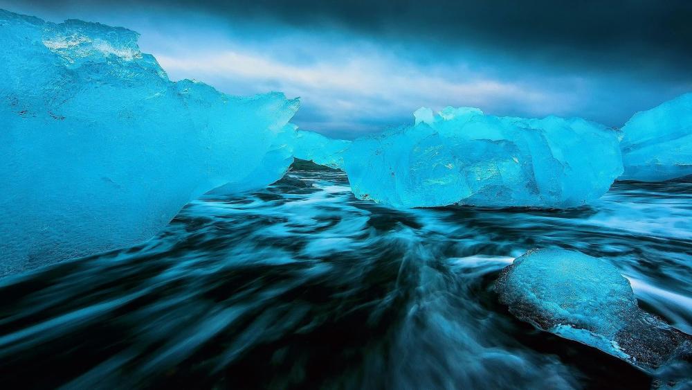 Icebergs in Arctic Ocean wallpaper