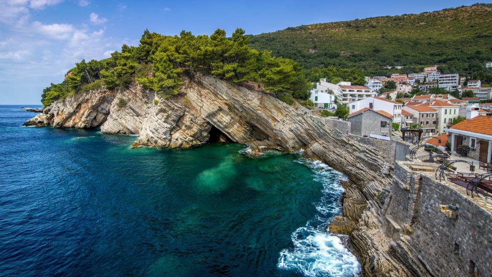 Tranquil Coastal View of Charming City Landscape wallpaper