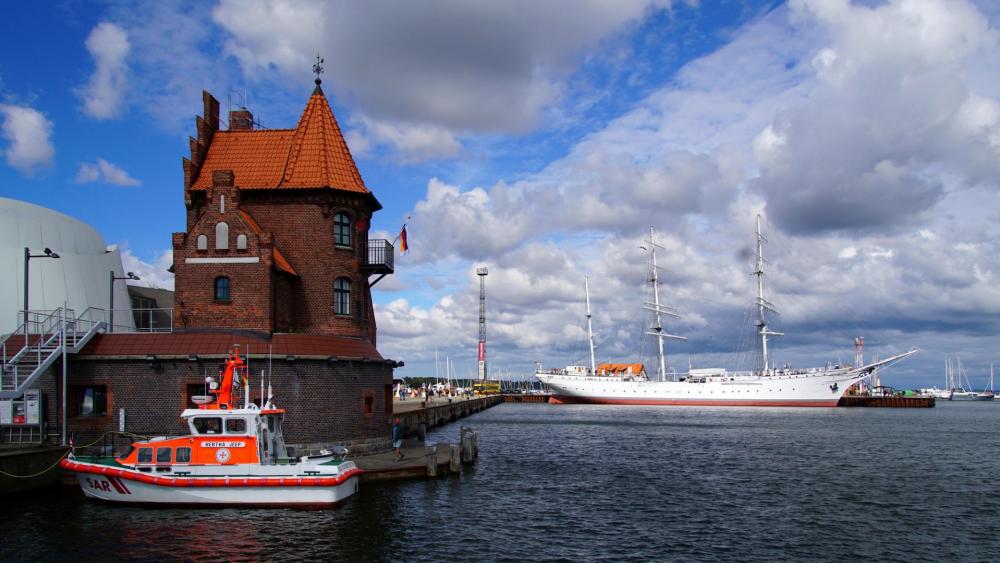 The Lotsenhaus Stralsund and the Gorch Fock I wallpaper