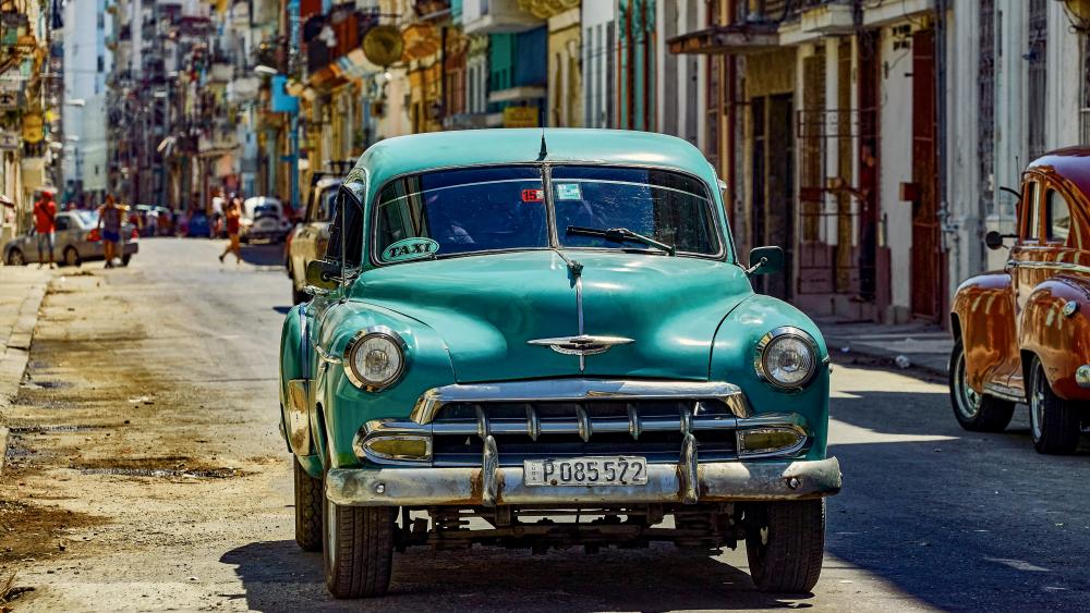 Vintage cars on the road from Cuba Havanna wallpaper