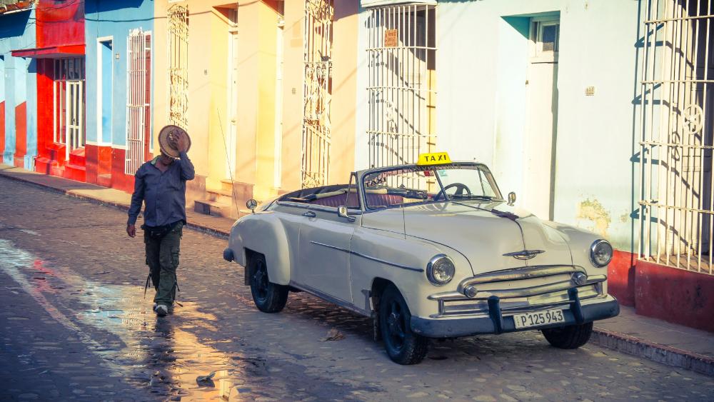 Vintage car in Trinidad, Cuba wallpaper