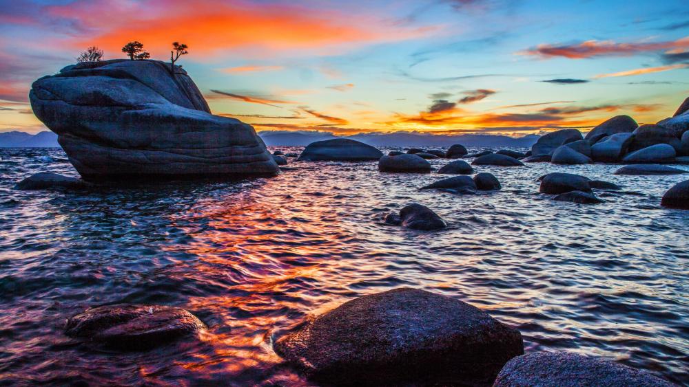 Tranquil Sunset Over Serene Waters wallpaper