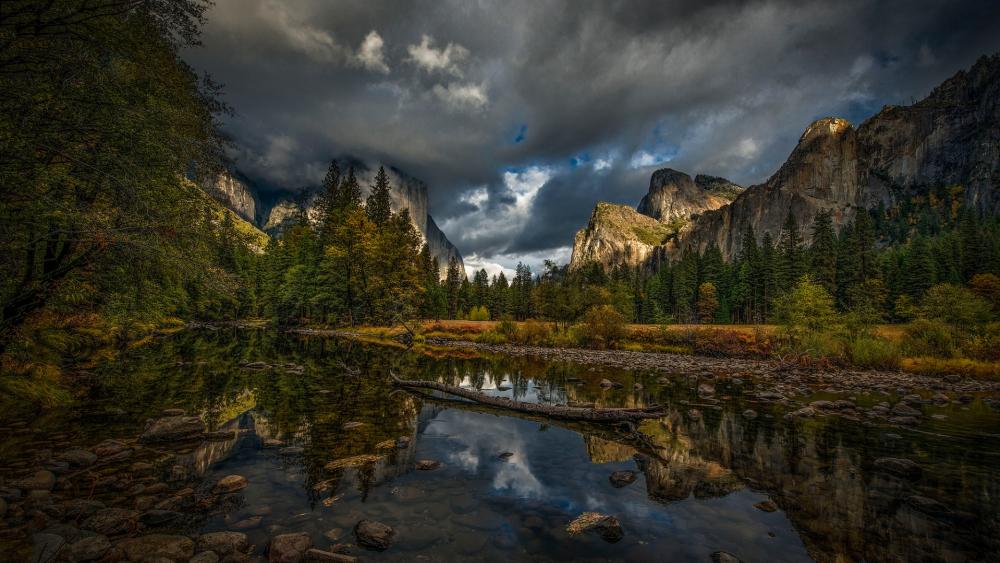 Cloudy El Capitan and the Cathedral Rocks wallpaper