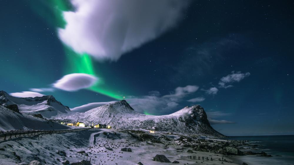 Aurora Borealis over Reine, Lofoten wallpaper