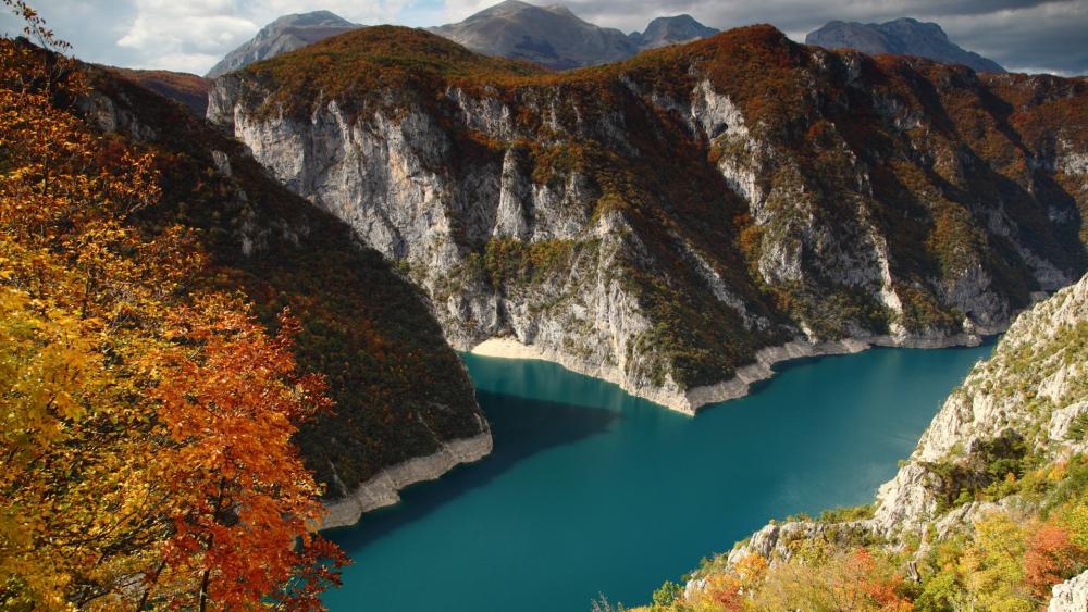 Lake Piva (Montenegro) wallpaper