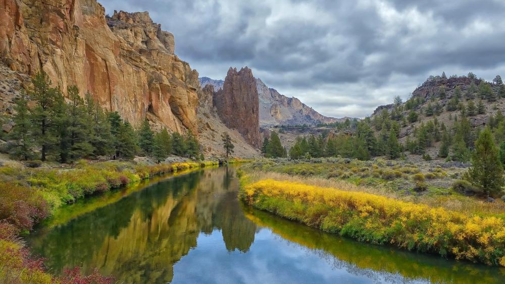 Crooked River in the Smith Rock State Park wallpaper