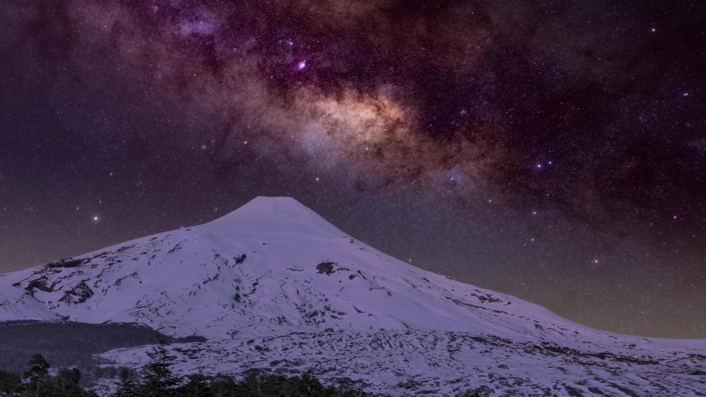 Milkyway over the Stratovolcano wallpaper